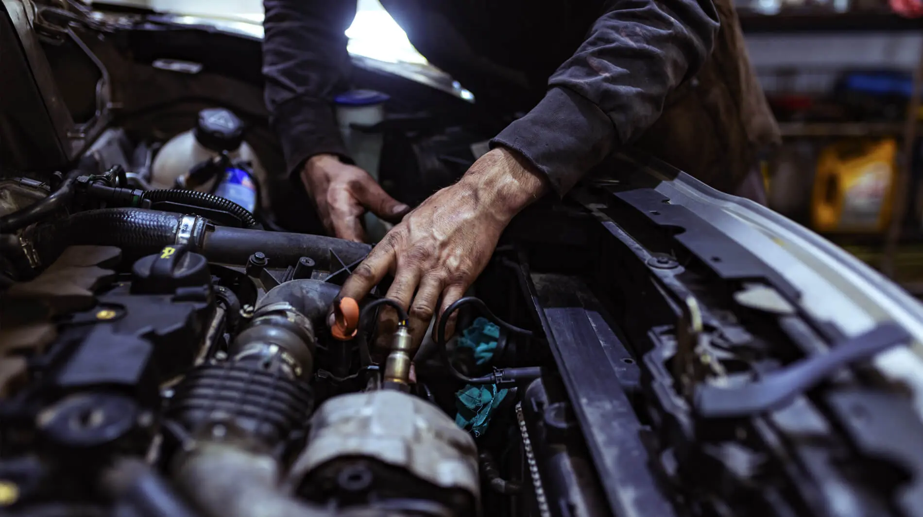 mechanic whose hands and cleaning the car engine